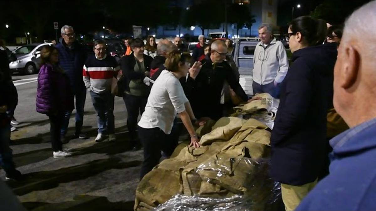 Maltempo a Forlì, tensione alla distribuzione dei sacchi VIDEO