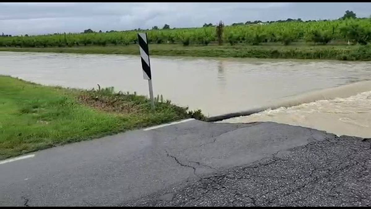 Russi, crolla il ponte tra Villafranca e Prada VIDEO