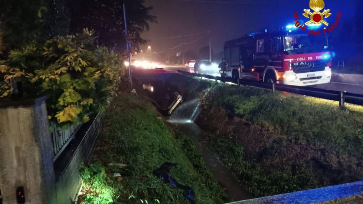 Cesena, auto nel fosso, intervento dei Vigili del fuoco