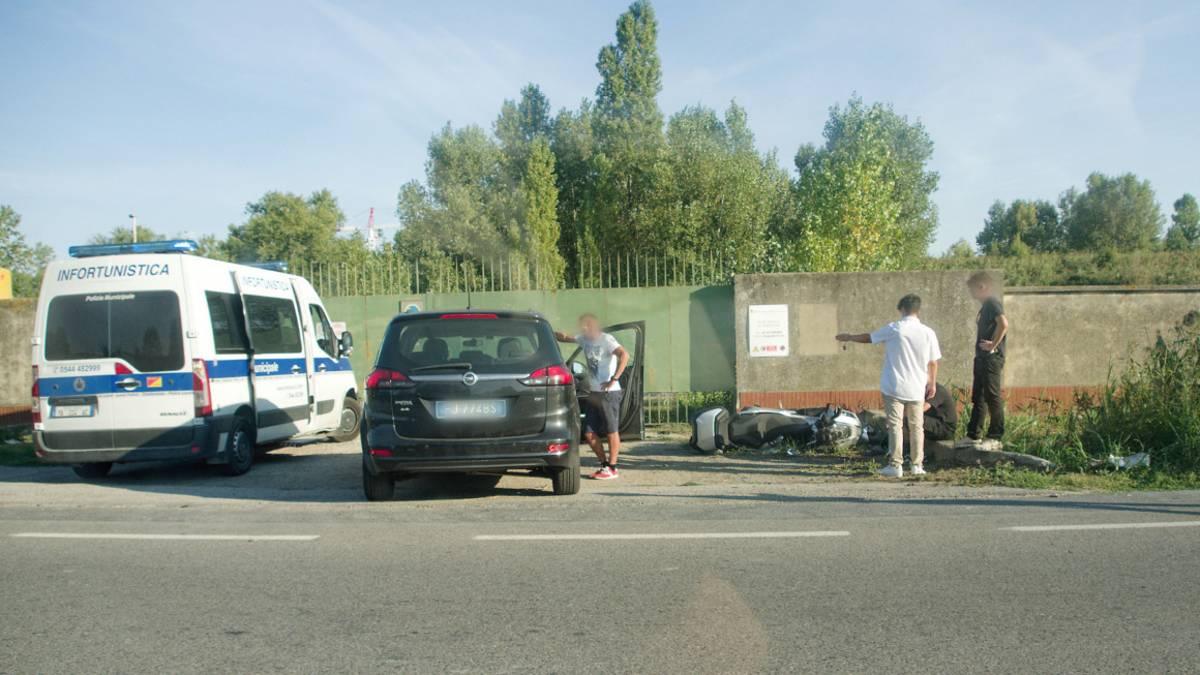 Ravenna, violento scontro auto moto in via Trieste: uomo e donna in ospedale