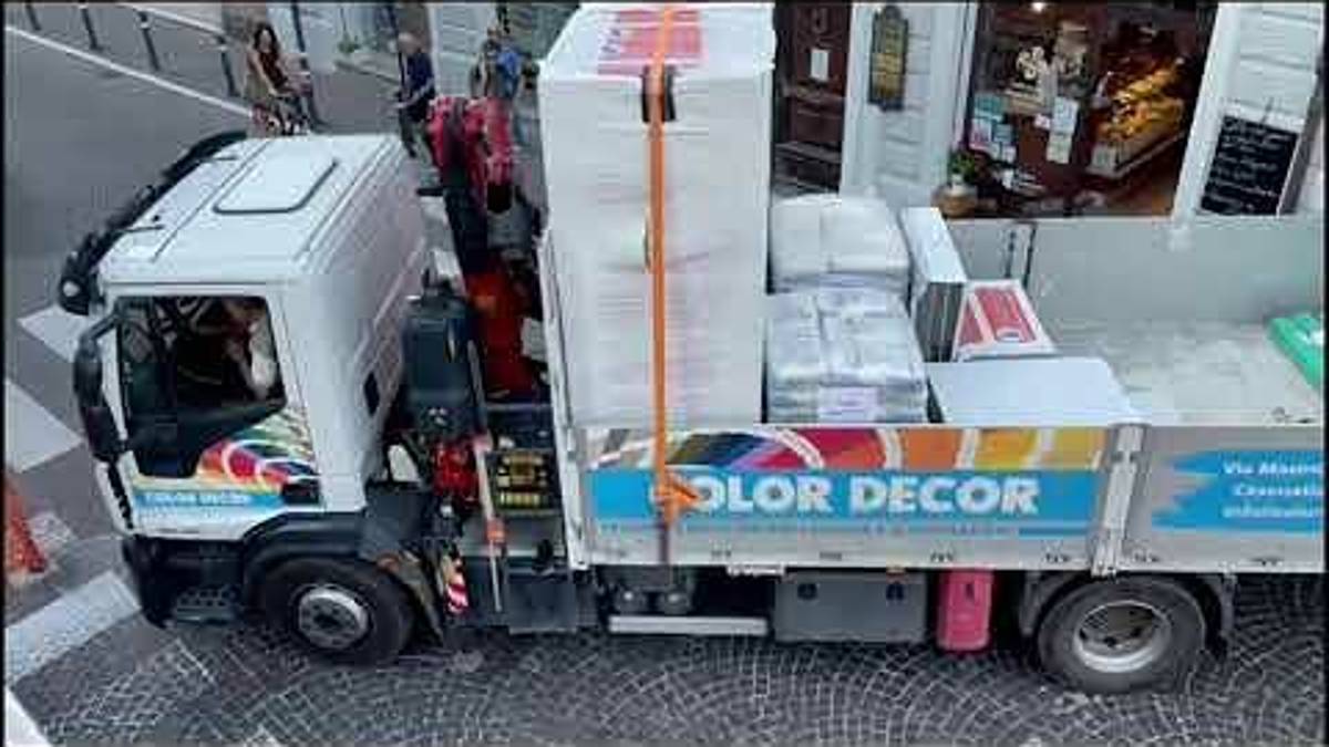 Rimini. Auto e camion invadono via Ducale, residenti furiosi VIDEO
