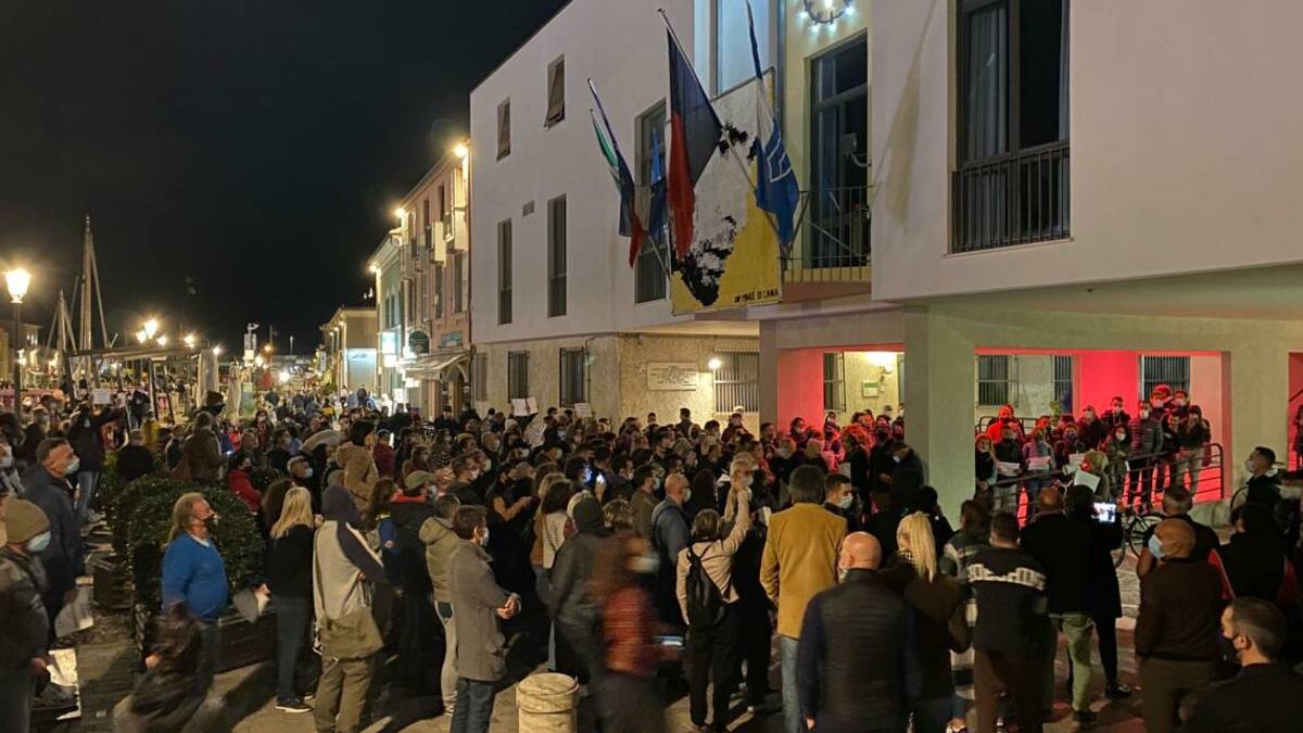 Cesenatico: protesta contro il nuovo Dpcm davanti al Comune - VIDEO