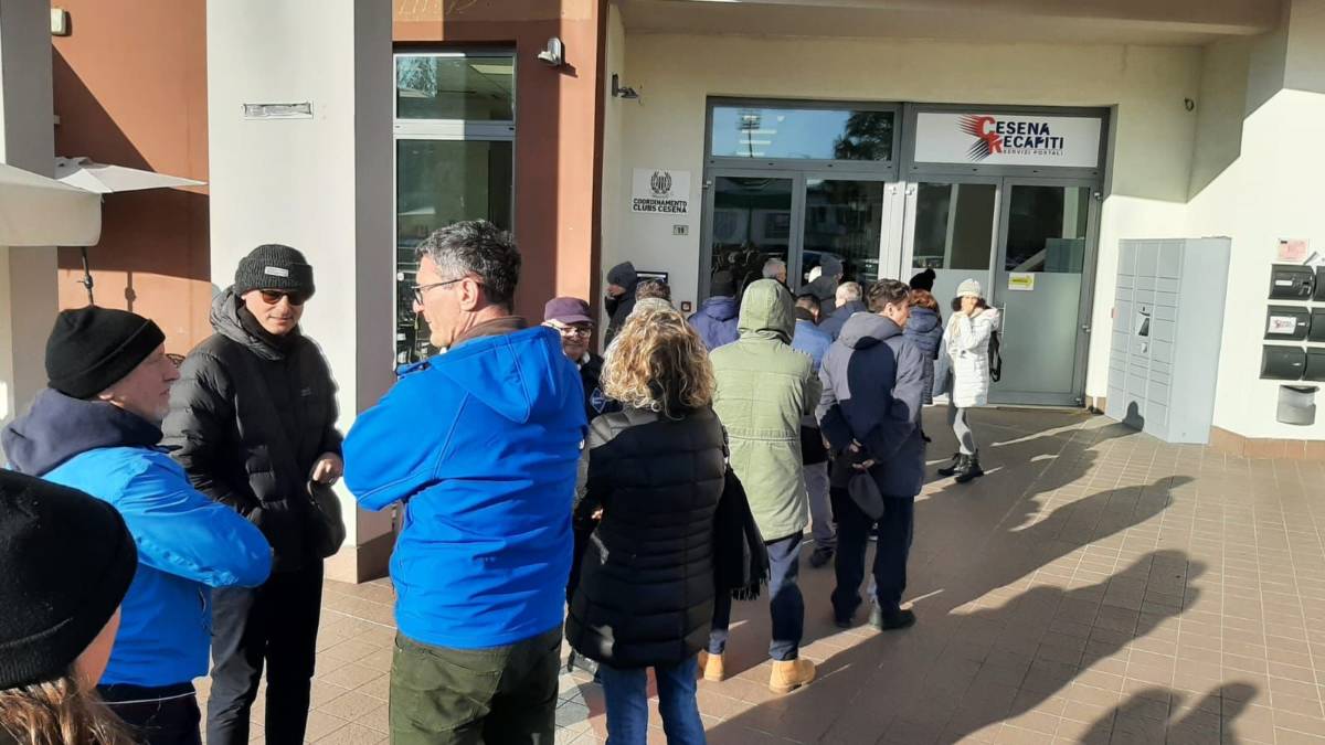 Calcio C, biglietti Cesena-Reggiana: c'è subito la fila al coordinamento VIDEO