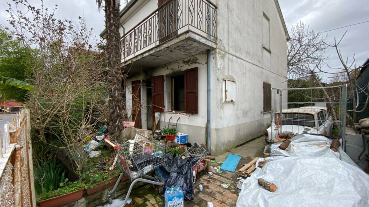 Cesena, casa a fuoco nella notte: ricoverata una 94enne