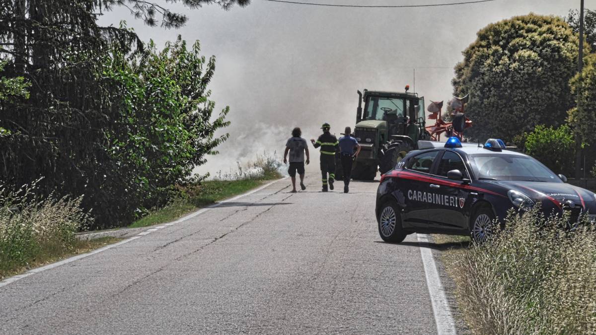 A fuoco un campo a Sant'Antonio: fiamme a ridosso delle case