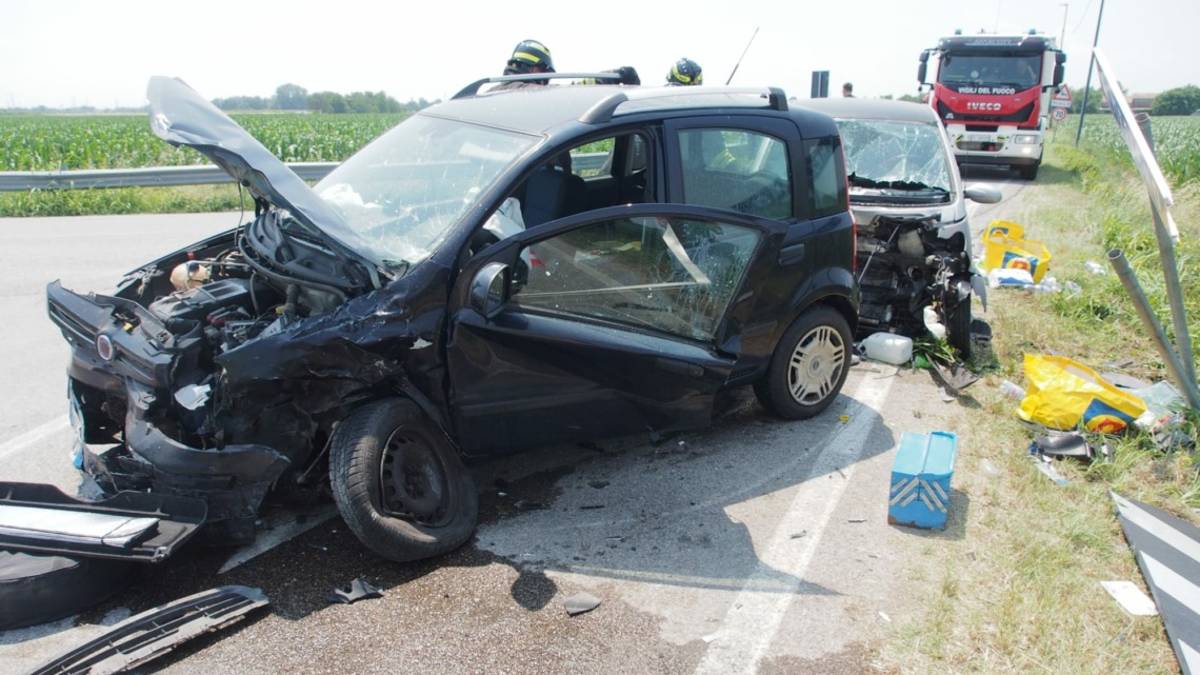Mezzano, incidente: schianto frontale, ferite due donne