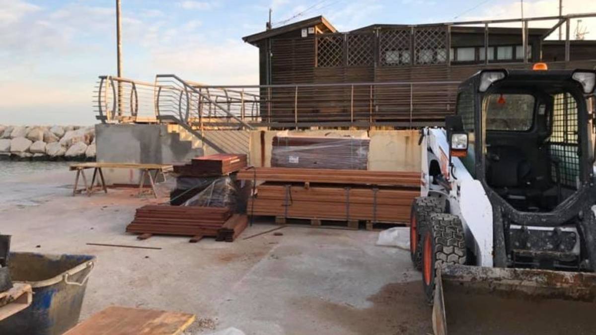 Rimini. Ecco la passerella in legno verso il Rockisland