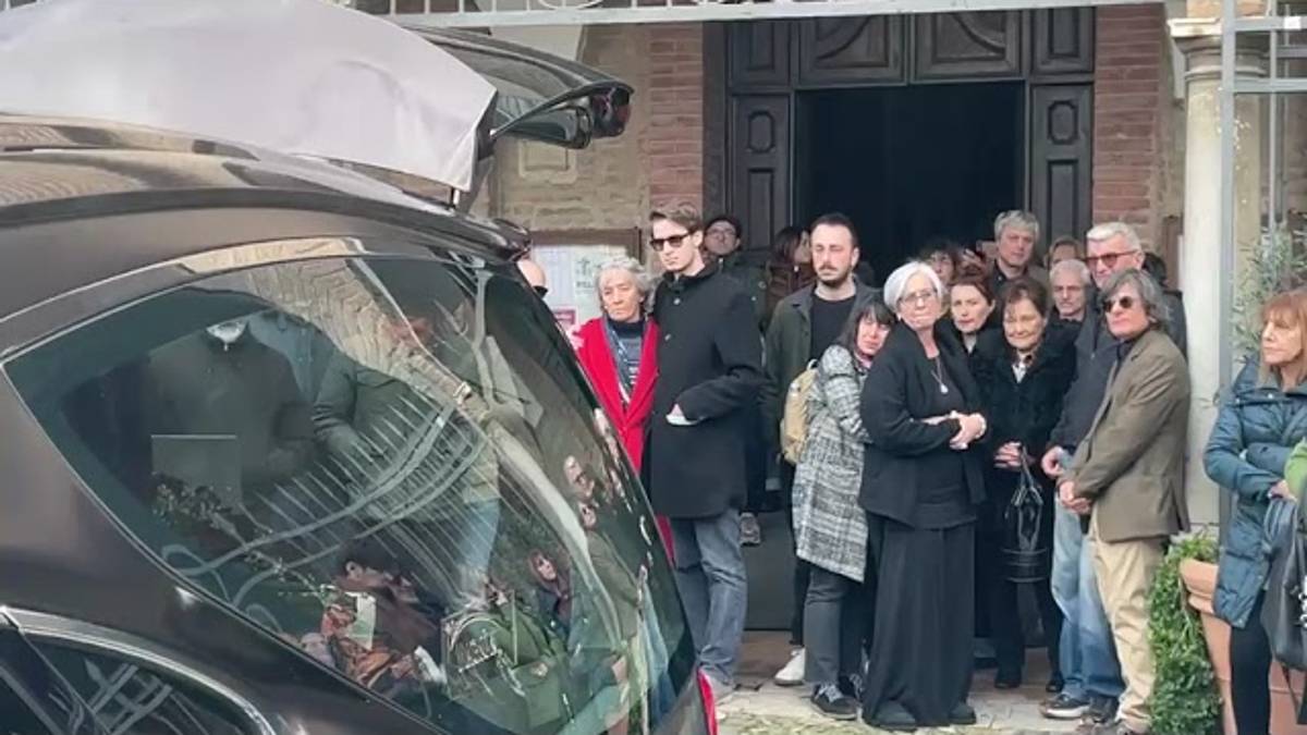 Nella chiesa dell'Osservanza a Cesena il funerale di Paolo Motevecchi, sulle note del suo capolavoro VIDEO