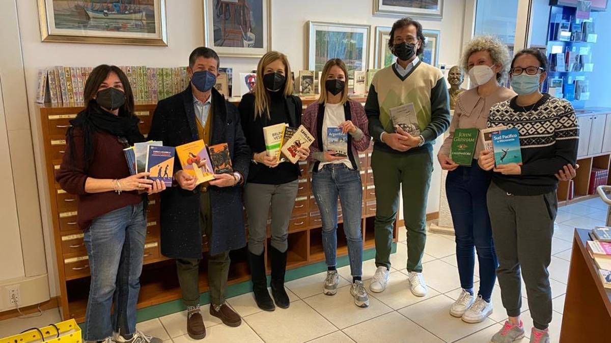 Coriano, lo scrittore Baldazzi dona cento libri alla biblioteca “Battarra”