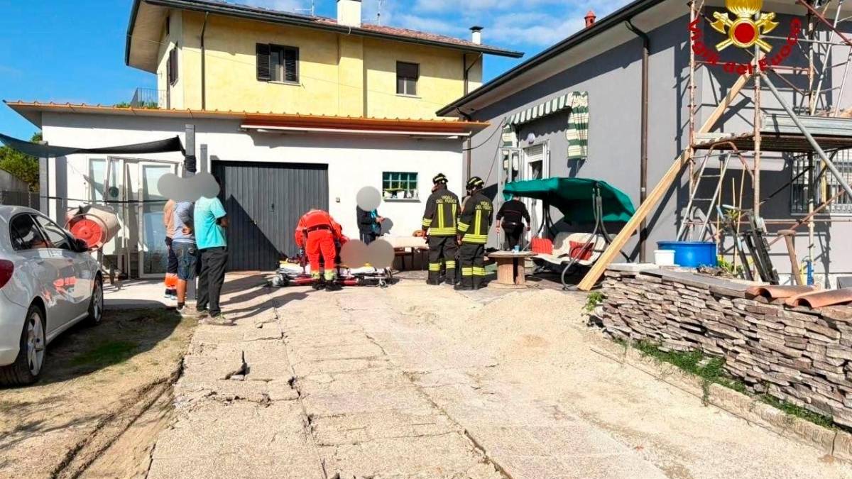 Gatteo, operaio cade dal tetto al solaio