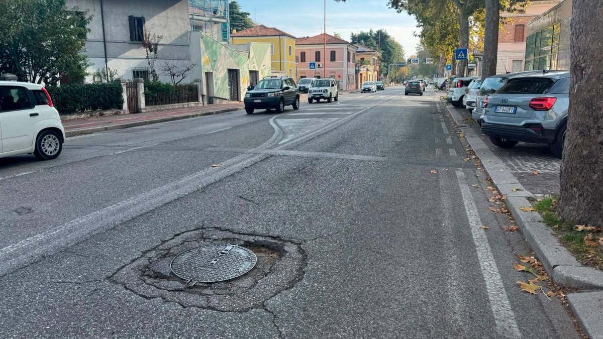 La pericolosa voragine attorno alla botola