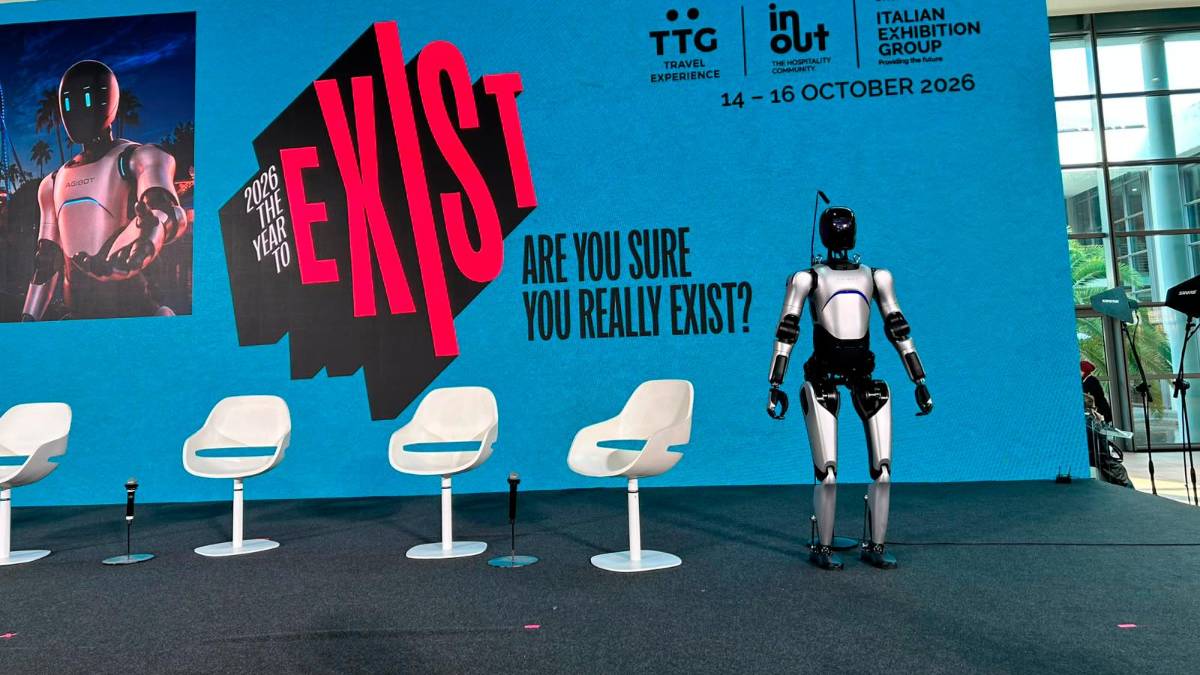 “Salve, io sono Luca”: il relatore umanoide risponde (con qualche difficoltà) al convegno del Ttg di Rimini VIDEO