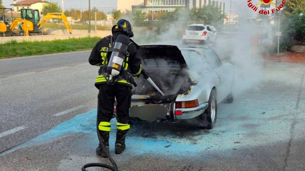 L’auto andata in fiamme questa mattina