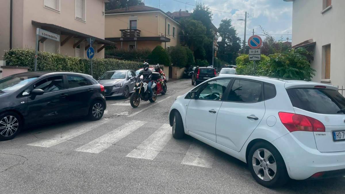 Un esempio di circolazione pericolosa causata dalla sosta selvaggia in zona Monte