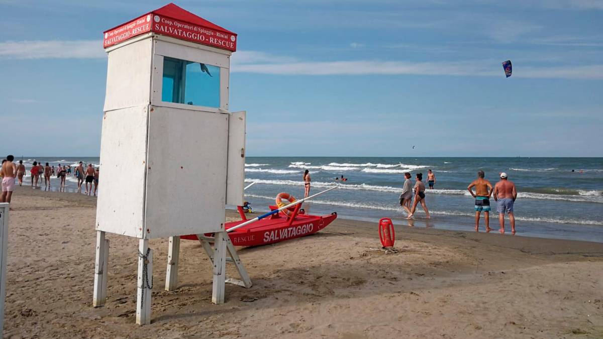 Rimini, l’orgoglio dei bagnini di salvataggio: “Salvate 14 persone negli ultimi giorni”