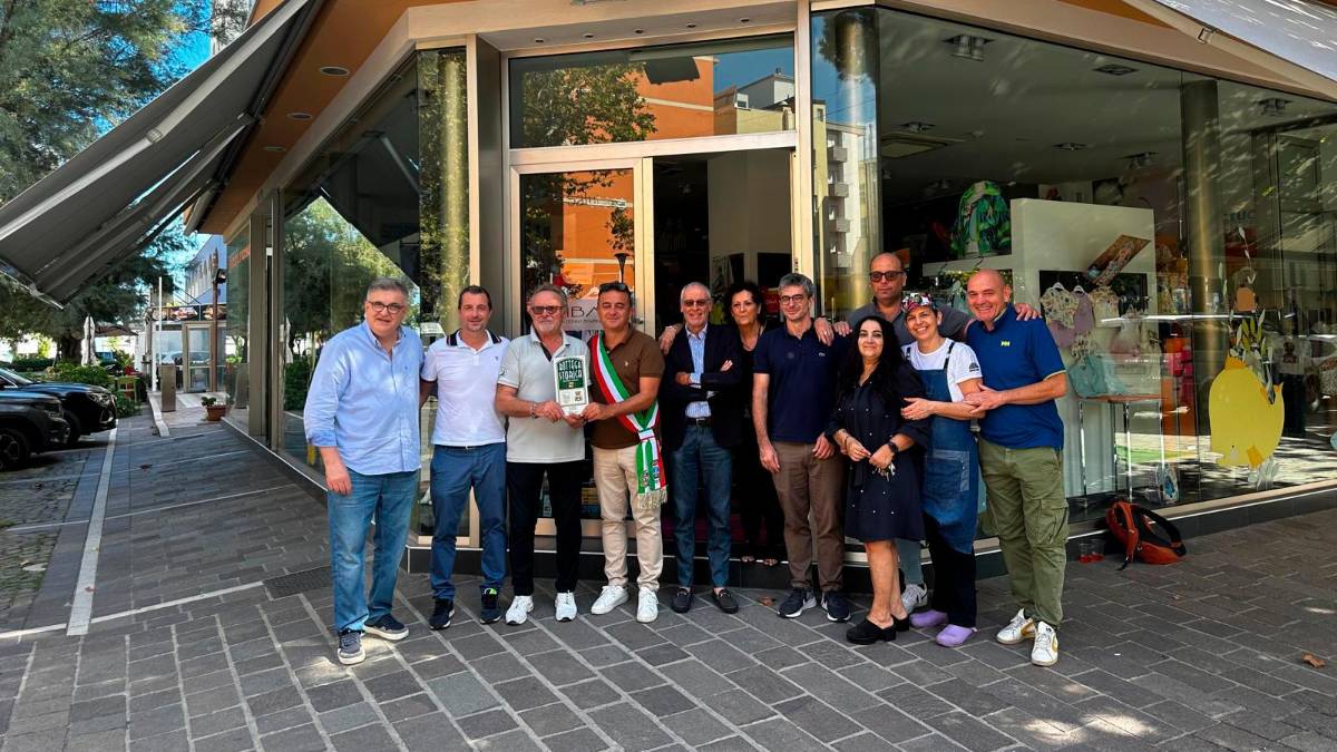 Misano: “il negozio è la nostra vita e la nostra seconda casa”. Antonio e Anna Maria premiati per i 50 anni di Biba Abbigliamento