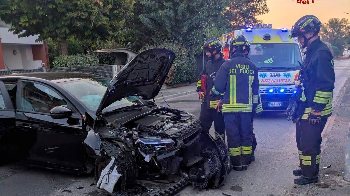 Forlì, incidente: l’auto si schianta contro un palo della luce, 4 feriti