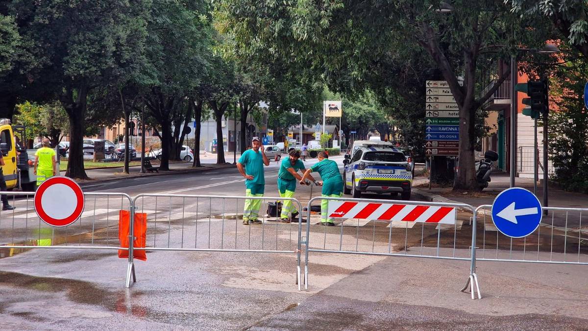 Faenza, perdita acqua dalla rete: chiuso un tratto di viale Ceramiche