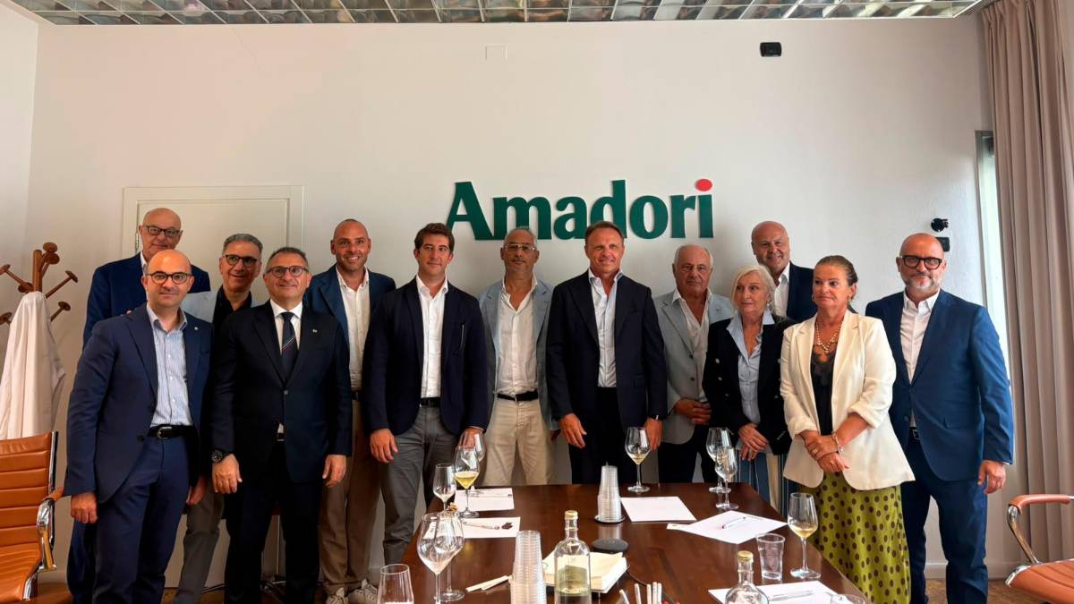 Da sinistra: Vincenzo Bongiorno, vicesindaco di Forlì; Stefano Gagliardi, Direttore Generale di ASSOAVI; Antonio Forlini, Direttore Institutional &amp; Public Affairs di Amadori; Gianluca Caramanna, Deputato di Fratelli d’Italia; Luca Pestelli, Consigliere regionale dell’Emilia-Romagna; Stefano Cavedagna, europarlamentare del Gruppo dei Conservatori e Riformisti Europei; Denis Amadori, Amministratore Delegato del Gruppo; Francesco Lollobrigida, Ministro dell’Agricoltura, della Sovranità Alimentare e delle Foreste; Flavio Amadori, Presidente del Gruppo; Emanuela Bassi, assessore al Pnrr, Legalità e Politiche Agricole del Comune di Forlì; Marco Casali, Capogruppo di Fratelli d’Italia nel Consiglio comunale di Cesena e vicedirettore regionale di Confagricoltura; Gigliola Zuccali, vicepresidente della Commissione Politiche Sociali del Consiglio comunale di Cesena; Luca Bartolini, assessore all’Urbanistica, Rigenerazione urbana, Grandi opere e Sicurezza del Comune di Forlì