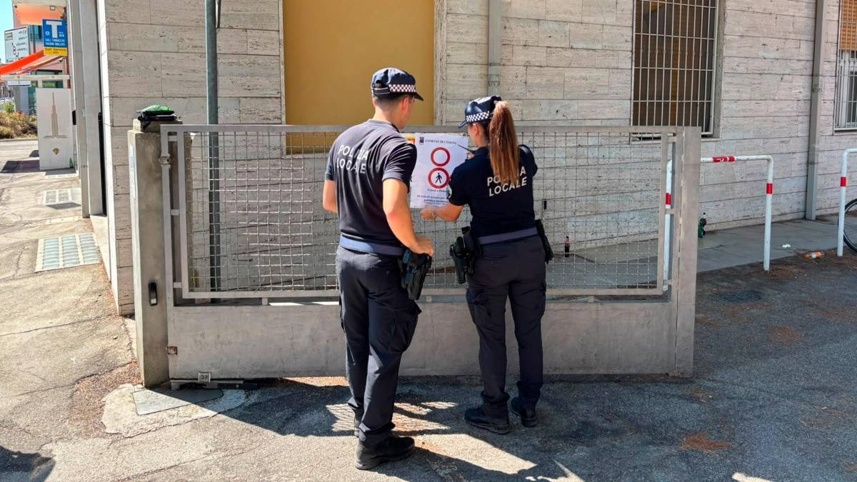 Cesena, degrado in Sobborgo Comandini, chiuso il parcheggio tra lo scetticismo dei residenti: “Tanto gli sbandati scavalcano”