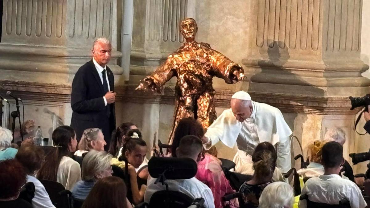 Papa Leone a Rimini, l’abbraccio in Duomo con persone fragili e carcerati: “La chiesa è la vostra casa” FOTOGALLERY