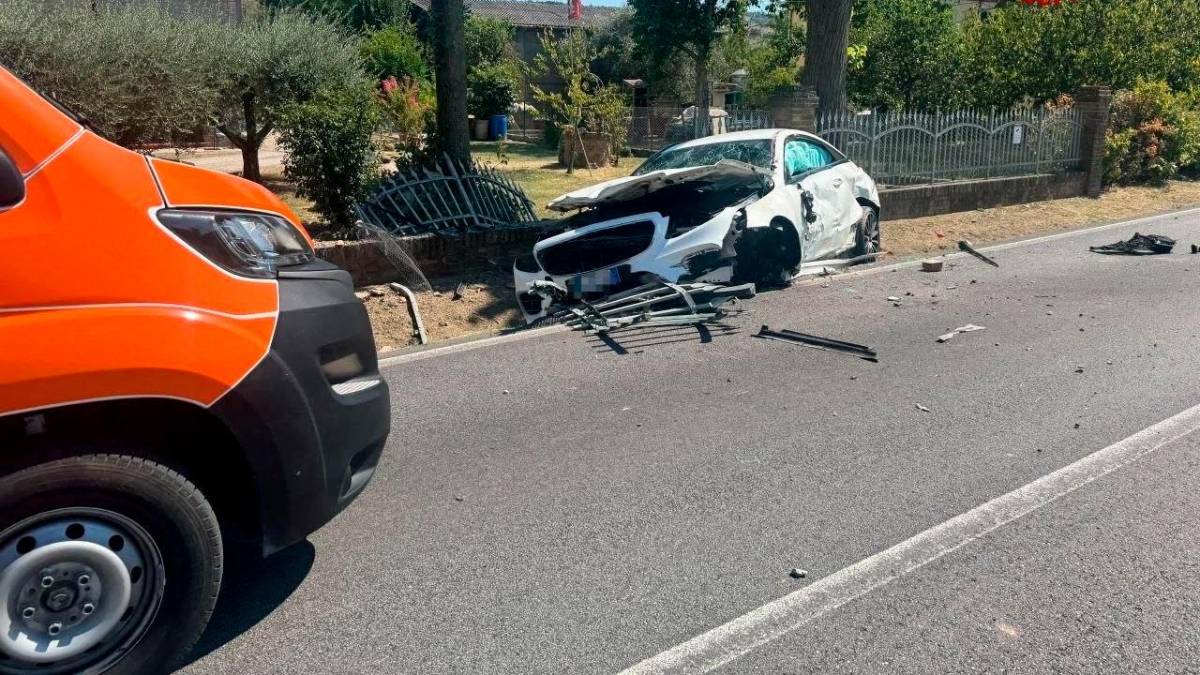 Forlì, auto esce di strada e abbatte cancellata