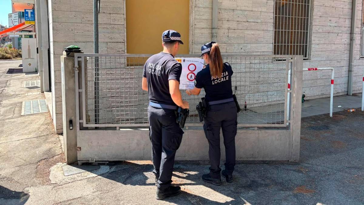 Gli agenti di Polizia locale mettono i sigilli all’area