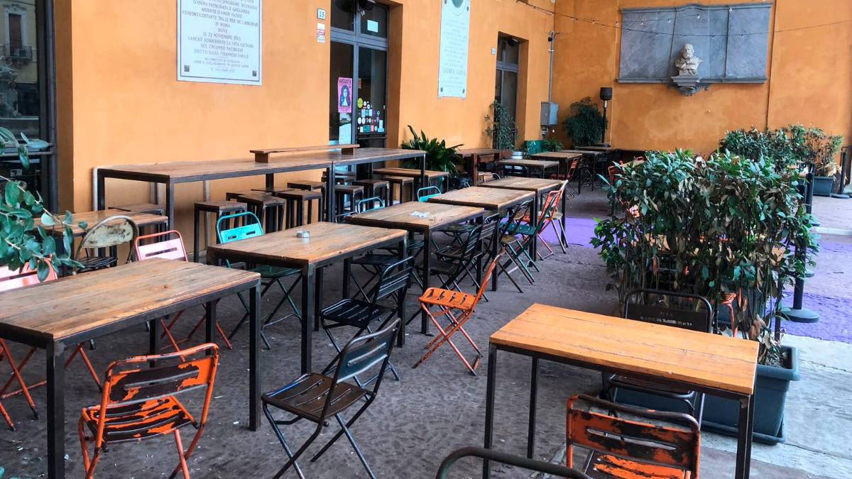 I tavoli della “Vineria del popolo” sotto il loggiato del palazzo comunale
