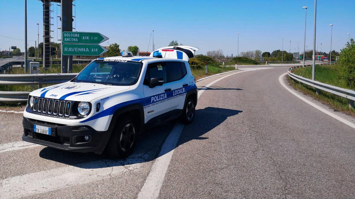 Massa Lombarda, cade in casa e chiede aiuto con un filo di voce: soccorsa dalla polizia locale che trova l’alloggio e forza la porta