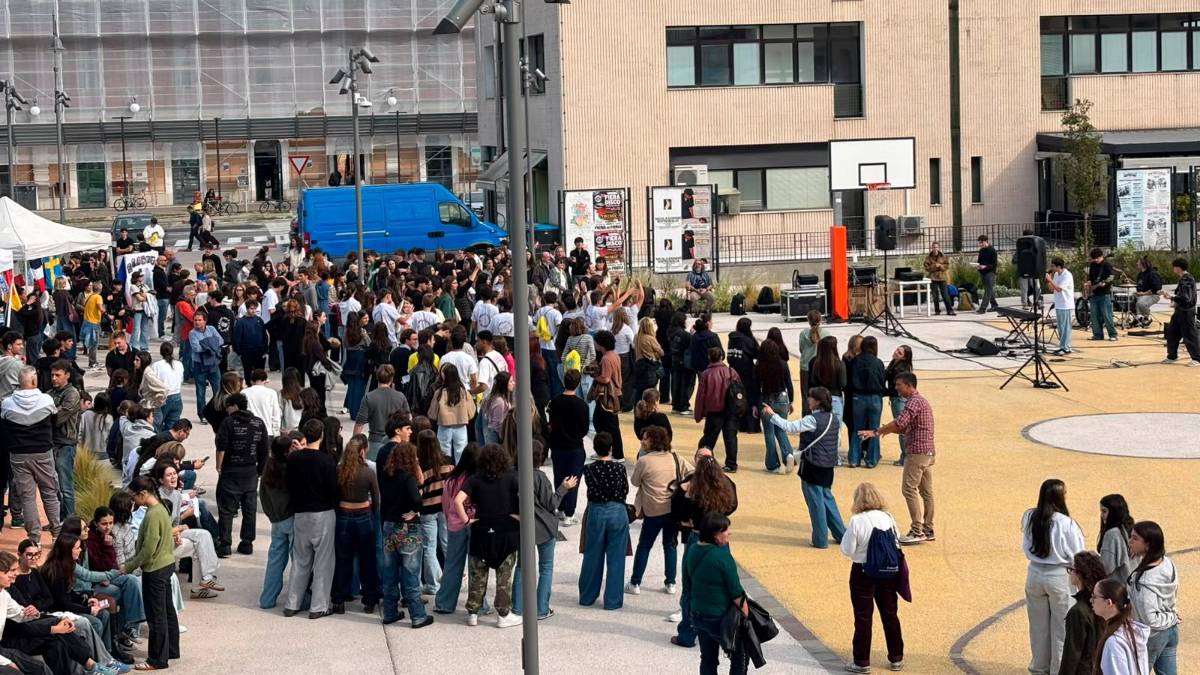 Due momenti dell’Erasmus Days che ha riunito le scuole cesenati per celebrare e raccontare le esperienze dei ragazzi
