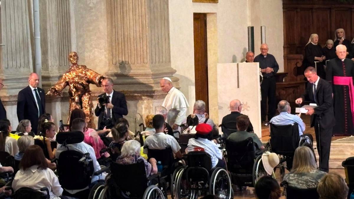 Papa Leone a Rimini, l’abbraccio in Duomo con persone fragili e carcerati: “La chiesa è la vostra casa” FOTOGALLERY