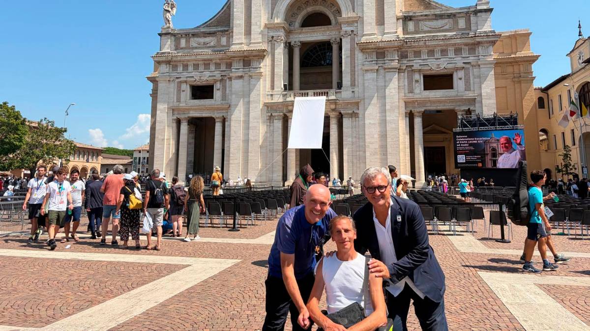 Don Masini davanti alla Porziuncola, con Alessandro Brusa e il dott. Nicodemo Baffa