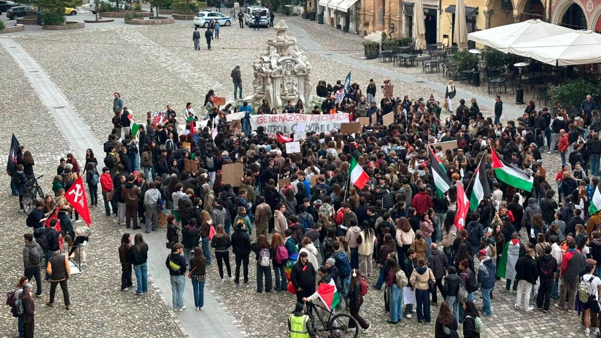 La lezione di Cesena: un corteo pacifico di studenti armati di cori e cartelloni VIDEO GALLERY