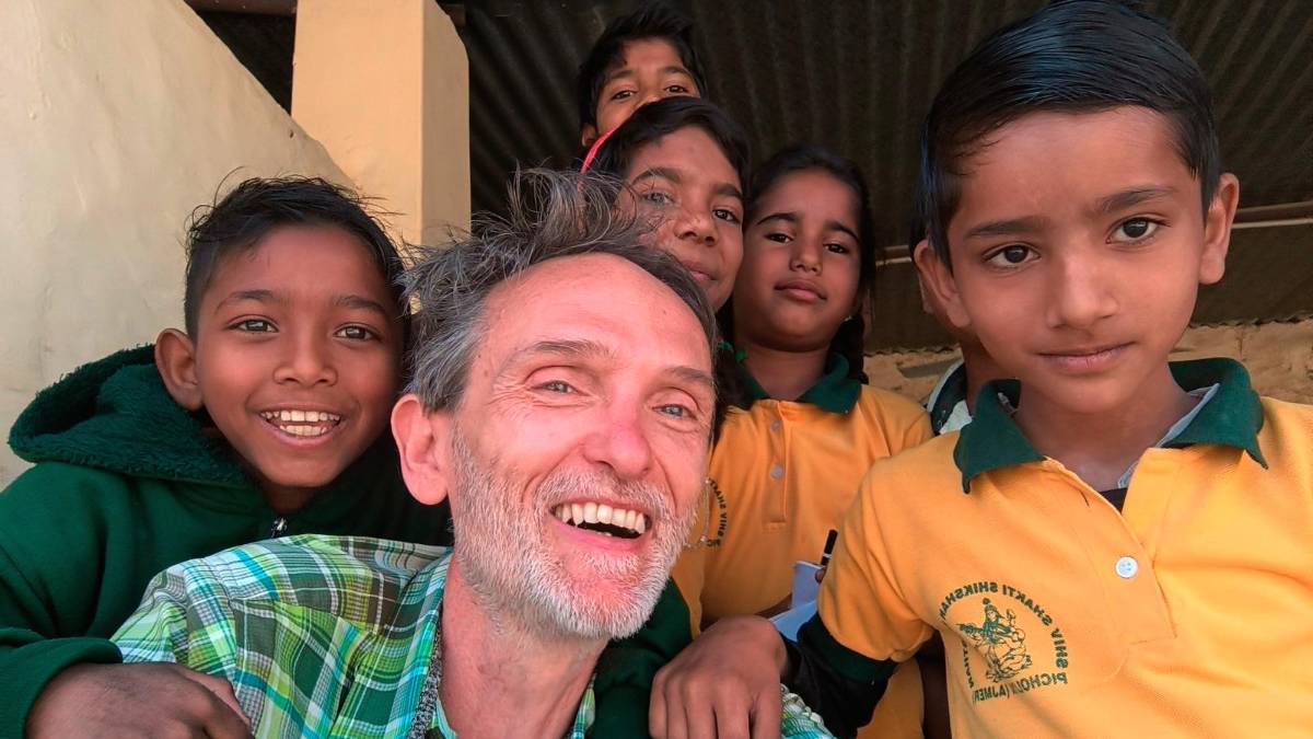 Il forlivese Gabriele Turci con alcuni bambini indiani