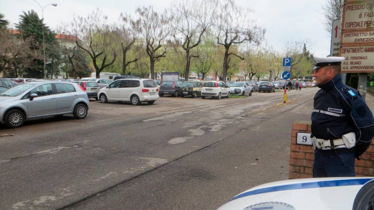 Faenza, Polizia locale: denunce per documenti contraffatti e patenti false