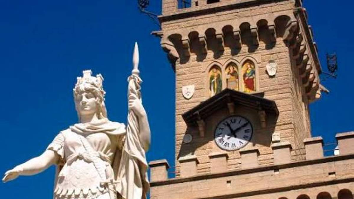 La Statua della Libertà davanti al Palazzo Pubblico di San Marino