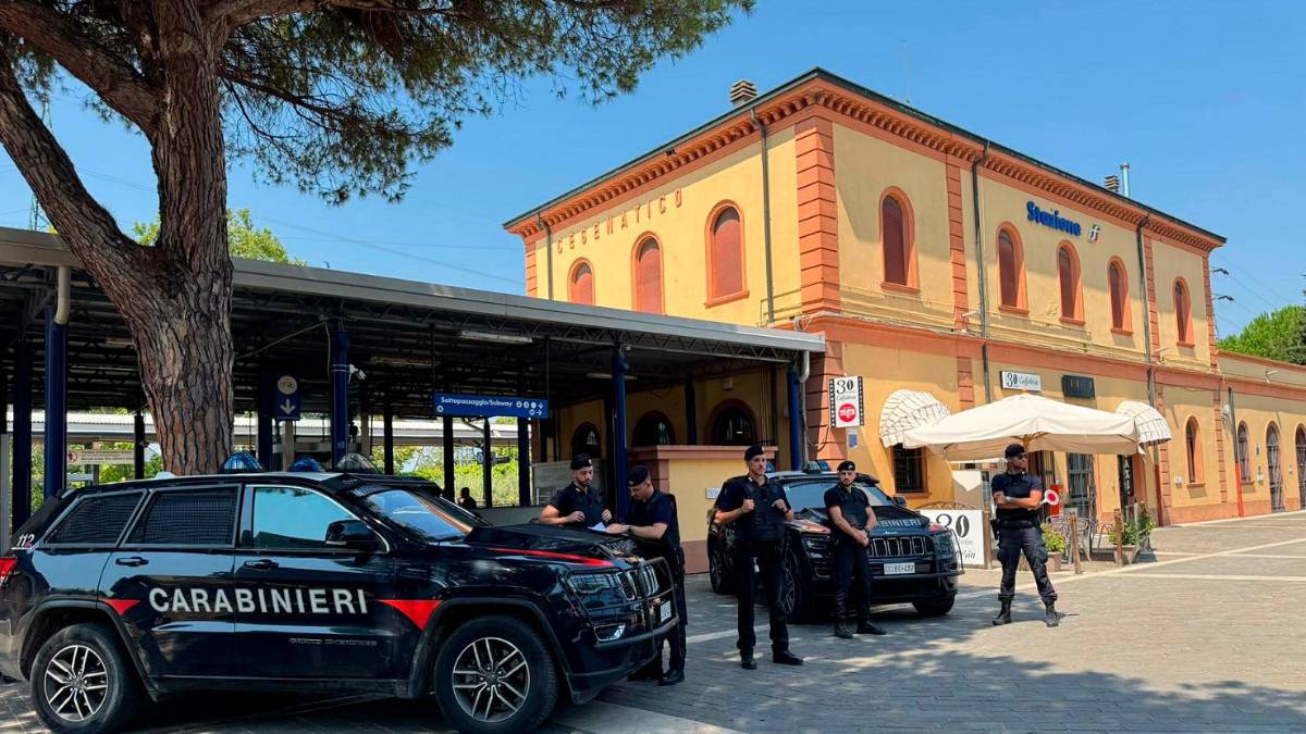 Cesenatico, l’ascensore della stazione non funziona: i Carabinieri sollevano di peso la carrozzina e fanno salire un giovane disabile sul treno