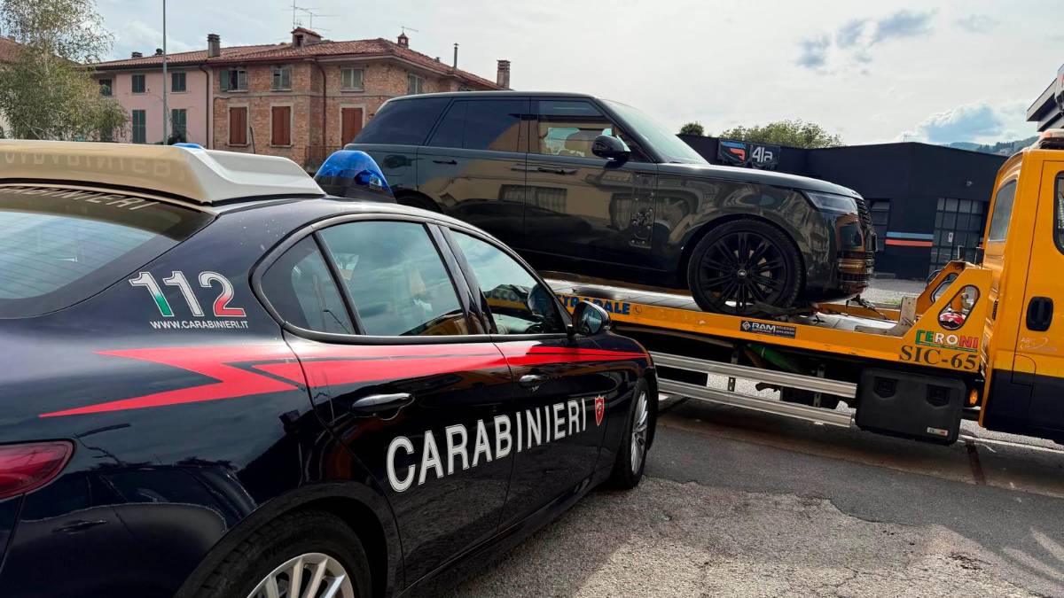 Ravenna, 15enne ruba un suv dall’autosalone. Folle fuga, speronata l’auto di una giovane VIDEO