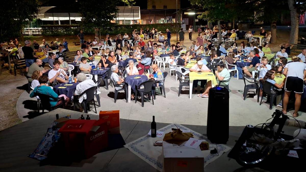 Dall’alto, turisti nei bivacchi (dove i fuochi sono consentiti); Portico con la sua Chiusa per chi cerca refrigerio nell’acqua e una sagra paesana