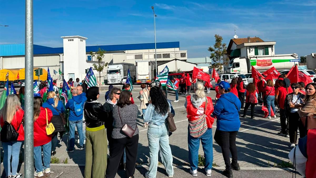 Lavoratori in sciopero davanti alla sede di Gatteo