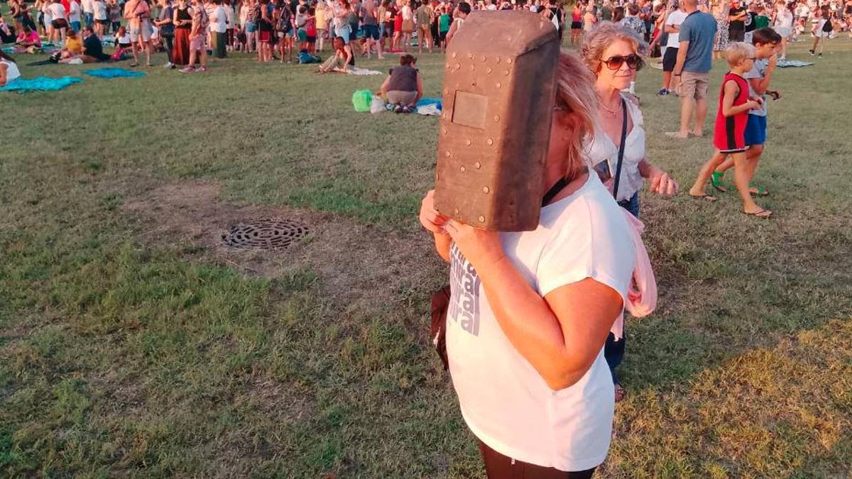 Ravenna, in centinaia si ritrovano davanti alla basilica di Classe per l’eclissi di sole: le immagini