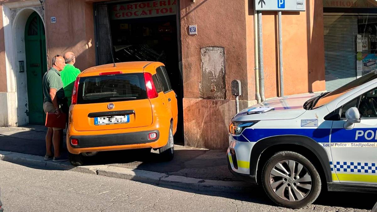 La Panda finita dentro la tabaccheria (Foto MMPH)
