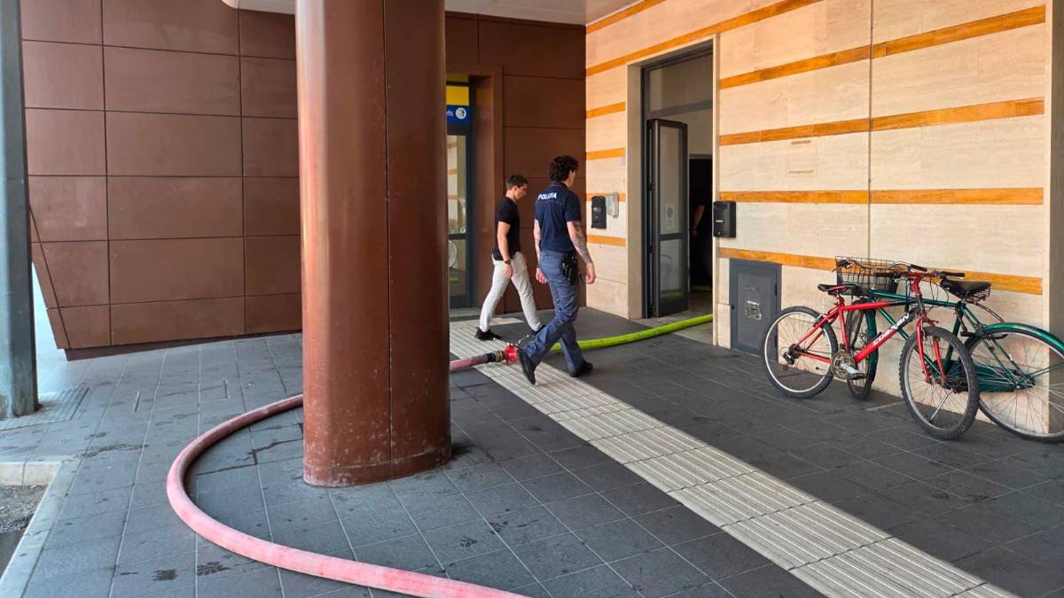 Riccione, incendio sopra la stazione ferroviaria VIDEOGALLERY