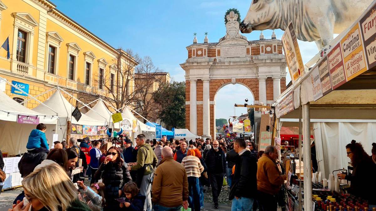 Santarcangelo, l’appello verso la Fiera dei Becchi: “Parcheggiate con criterio, no alla sosta selvaggia”