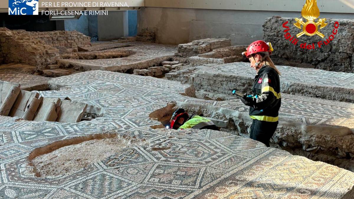 Sotto il mosaico c’è un problema: alla Domus del Chirurgo di Rimini intervengono i Vigili del Fuoco