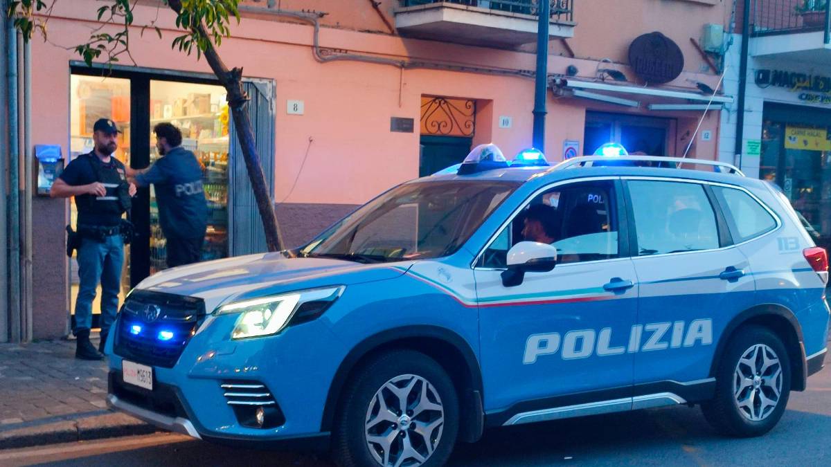Rimini, ritrovo di sbandati e residenti esasperati: mininimarket chiuso per 5 giorni