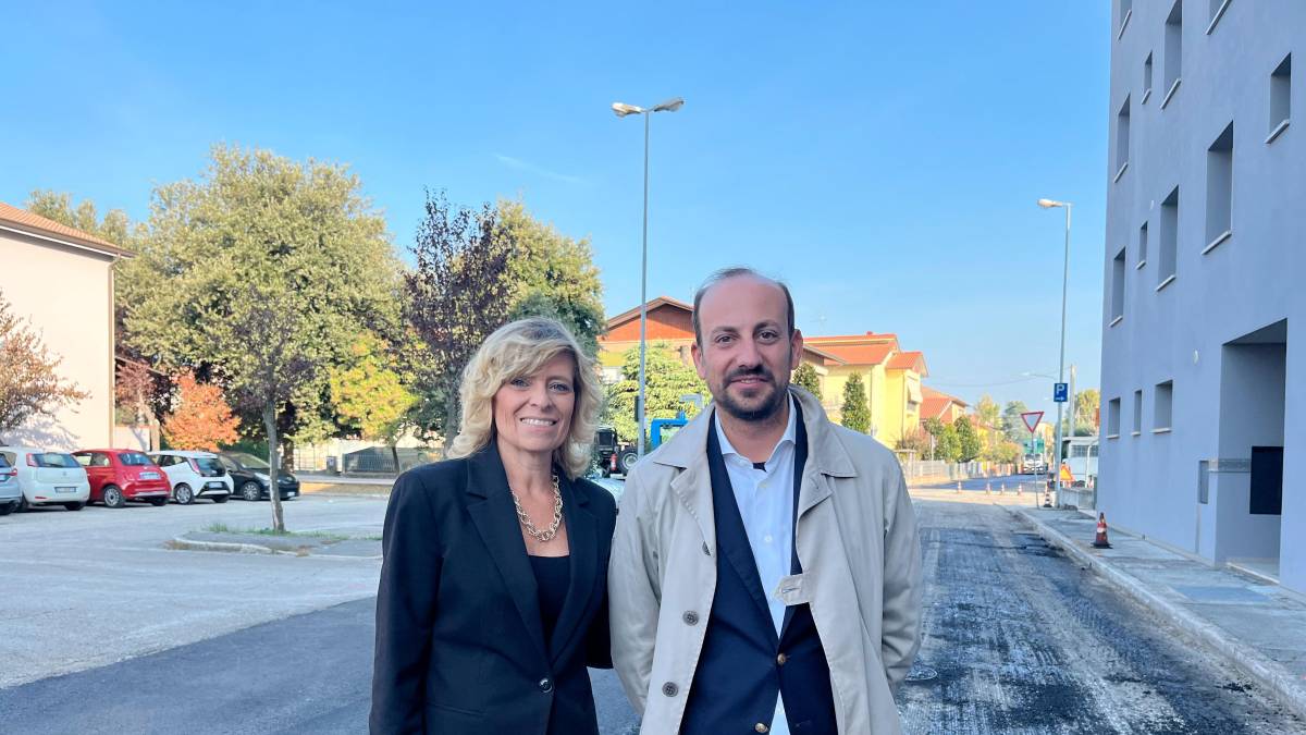 Da sinistra l’assessora ai lavori pubblici Francesca Castagnoli e il sindaco Nicola Dellapasqua, in via Flavio Biondo