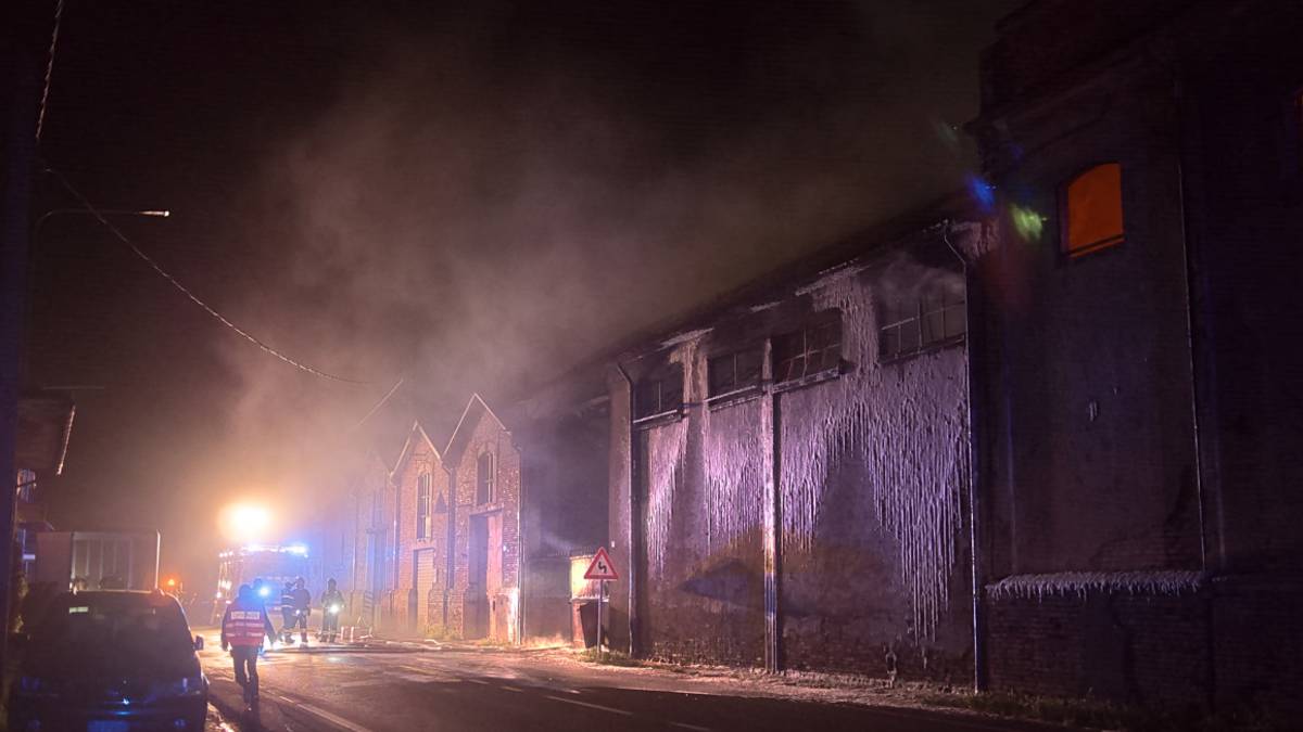 Massa Lombarda, incendio agli ex magazzini