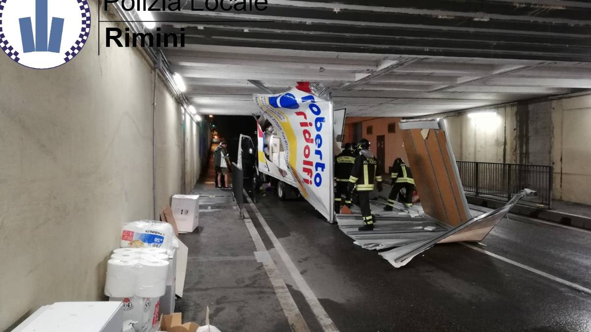 Rimini, camion troppo alto si incastra nel sottopasso