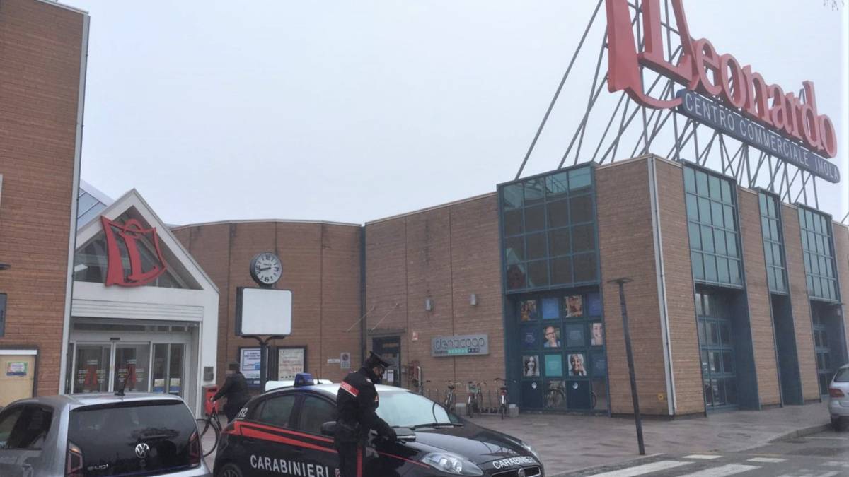 Imola, cerca di filarsela con una spesa da 850 euro mazzo di rose compreso